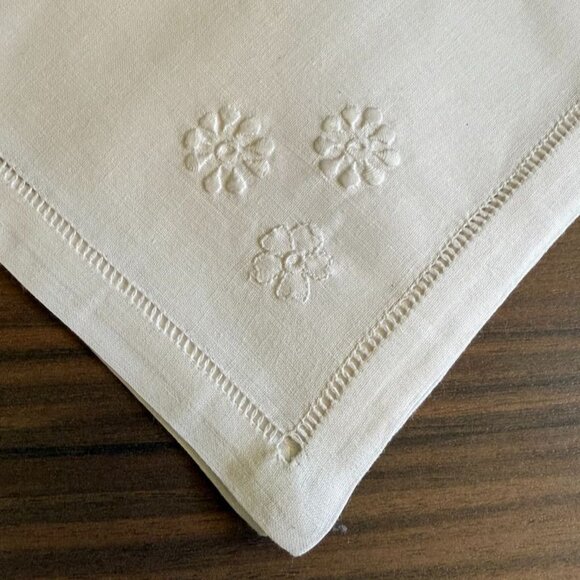 6 Vintage White Linen Napkins 12"x12" Reticulated Edges & Floral Embroidery - Picture 3 of 9
